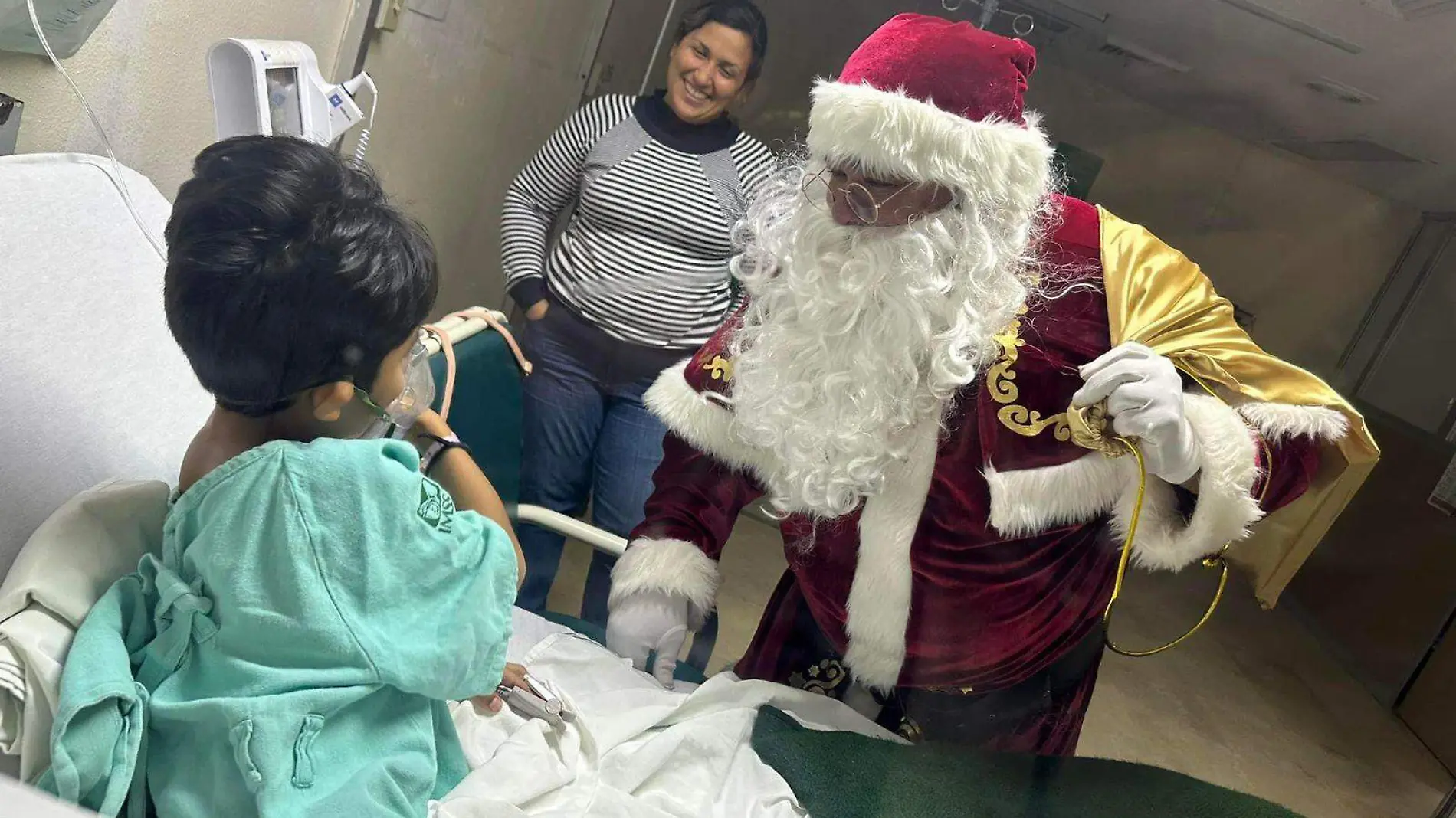 A manera de compartir un poco de lo que se tiene con los demás, Juan Galván y su familia se dan a la tarea de repartir regalos